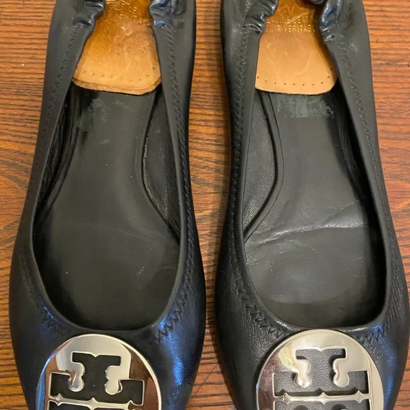 Womens 8 M Tory Burch Reva Gold Logo Ballet Flats Black Leather Slip On Shoes - Picture 6 of 7